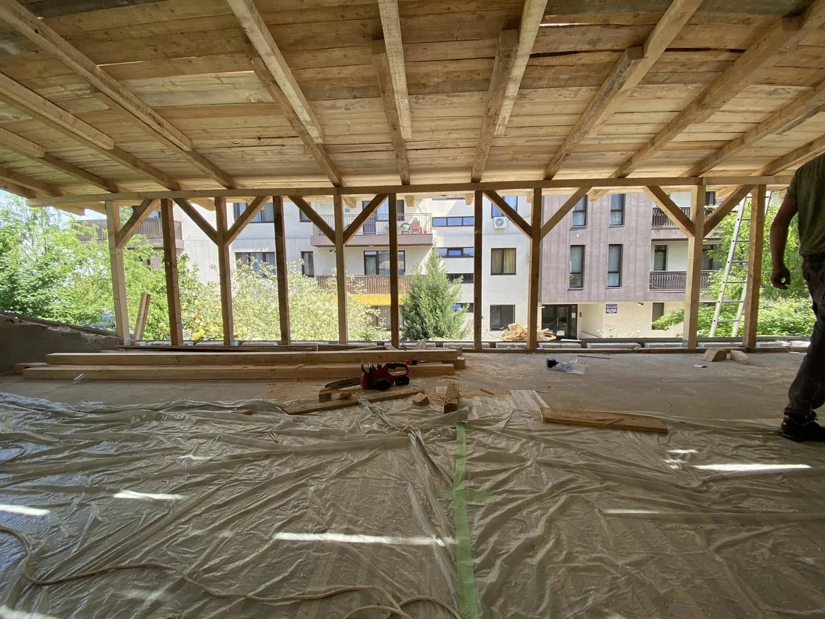 Structură mare din lemn pentru acoperiș