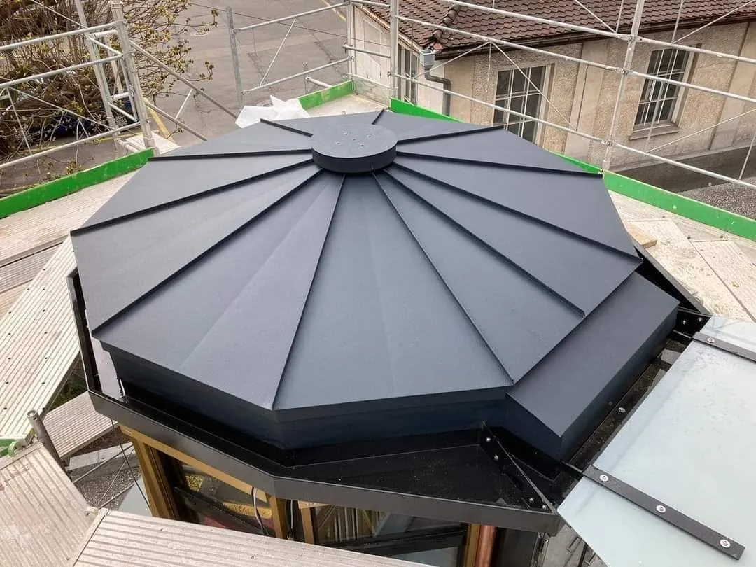 Turnuleț rotund îmbrăcat în tablă fălțuită neagră